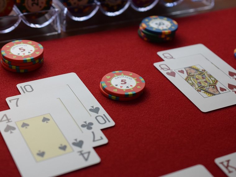 Kaarten en fiches op het laken tijdens een hand blackjack.